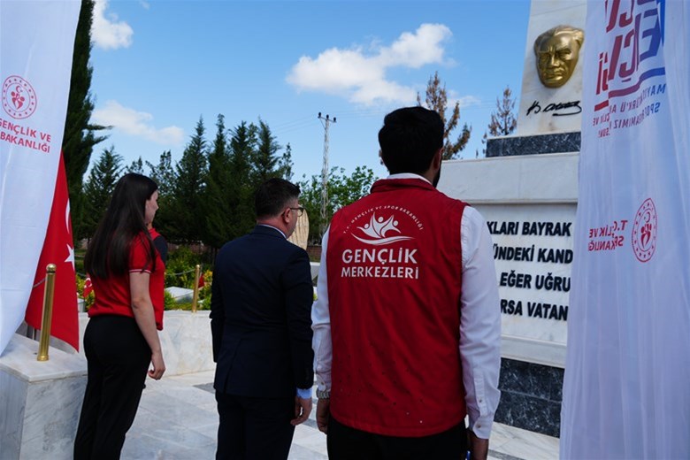 ŞANLIURFA’DA 19 MAYIS COŞKUSU GENÇLİK HAFTASI ÇELENK SUNMA TÖRENİYLE BAŞLADI